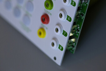 TIPTOP Audio Circadian Rhythms Grid Sequencer - White TIPTOP Audio Circadian Rhythms Grid Sequencer - White Фото 4